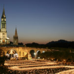 PROCESSION-AUX-FLAMBEAUX_HPTE_OT-LOURDES_SANCTUAIRES-ND-LOURDES